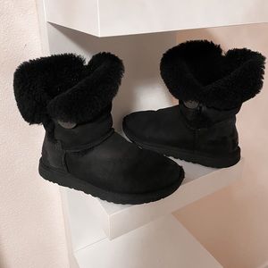 UGGS bailey button black